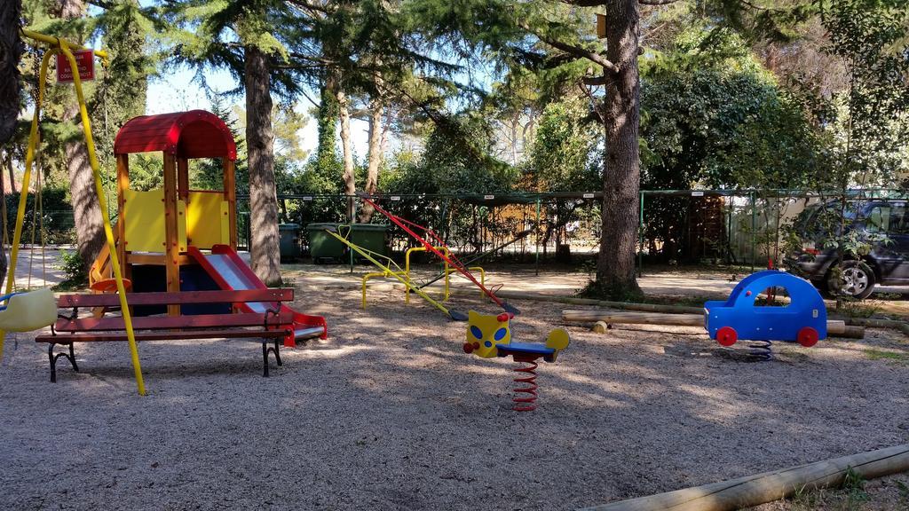 Holiday Park Mimoza Basanija Ngoại thất bức ảnh